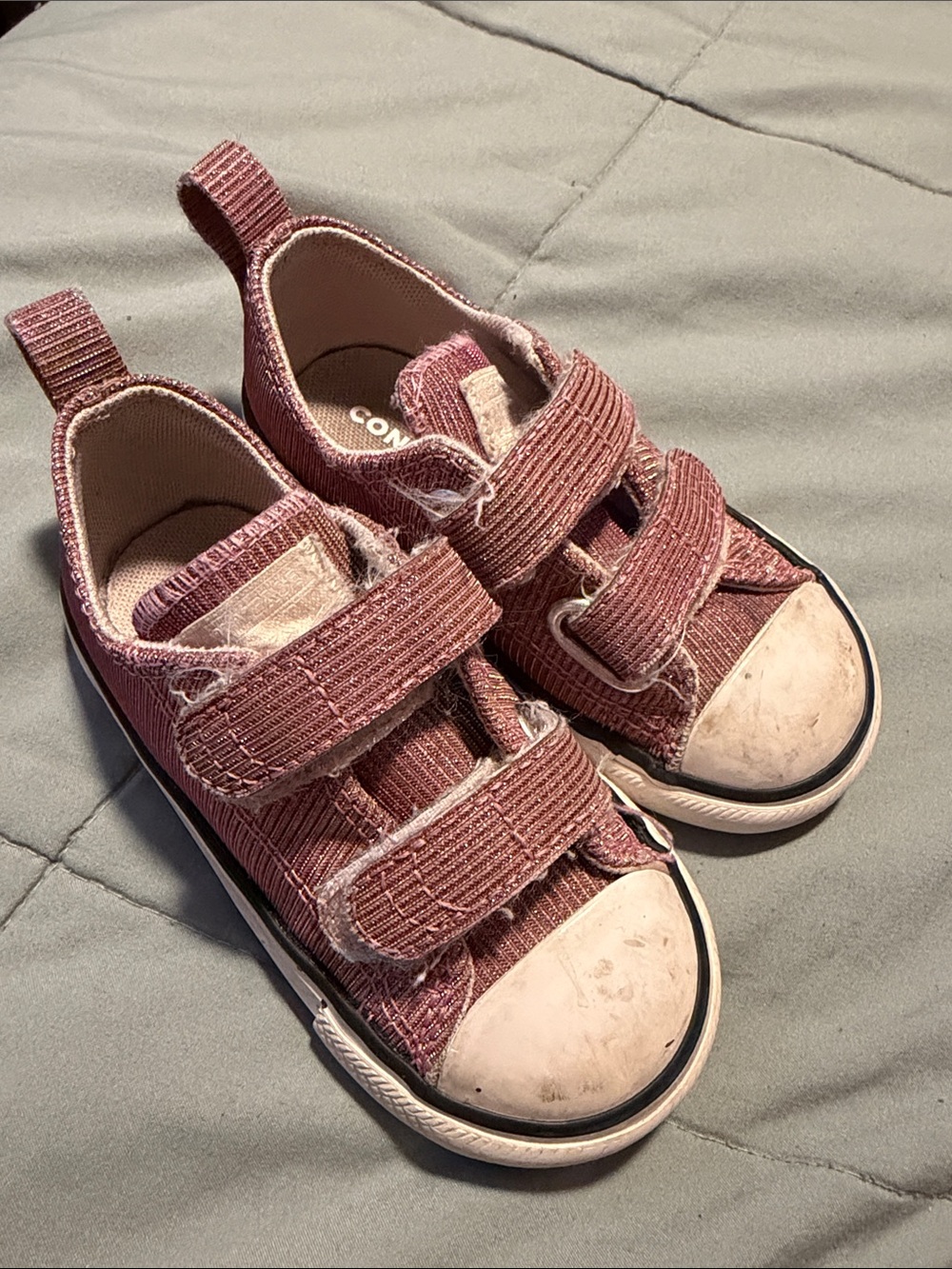 Little girls converse